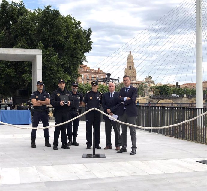 El alcalde de Murcia, José Ballesta, acompañado del concejal de Seguridad Ciudadana y Gestión Económica, Eduardo Martínez-Oliva, presentan los dos nuevos drones con los que se reforzará el equipamiento del Servicio de Policía Local de Murcia