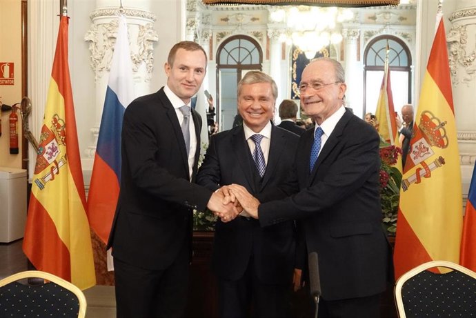 El alcalde de Málaga, Francisco de la Torre; eljJefe de la región administrativa nororiental de la ciudad de Moscú, Aleksey Belyaev y el ministro del gobierno de Moscú, Cheremin Sergey.