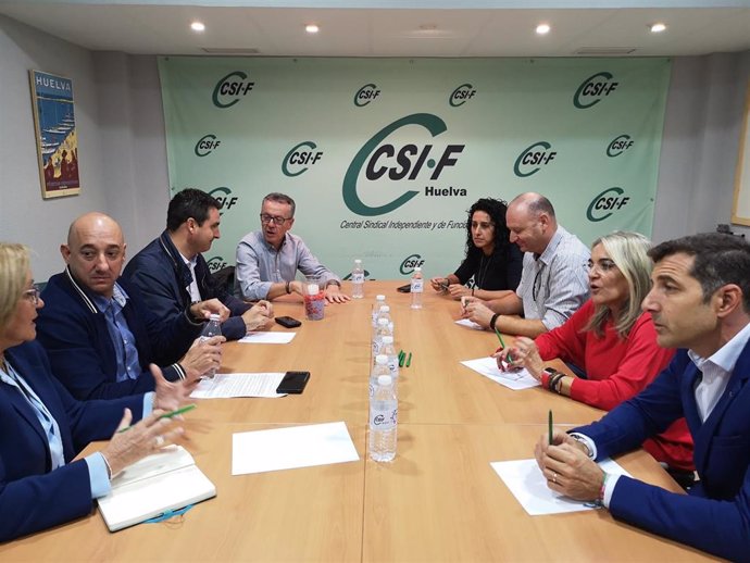 Candidatos al Congreso y Senado del PSOE de Huelva se reúnen con miembros del sindicato CSIF.