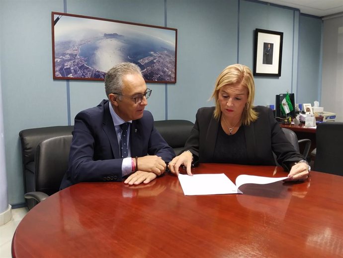 El presidente de la Mancomunidad del Campo de Gibraltar, Juan Lozano, con Eva Pajares, subdelegada de la Junta en la comarca