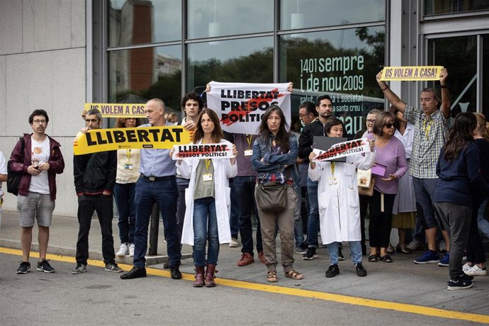 Protestas ante el Hospital Sant Pau de Barcelona ante la visita al centro del presidente del Gobierno en funciones, Pedro Sánchez