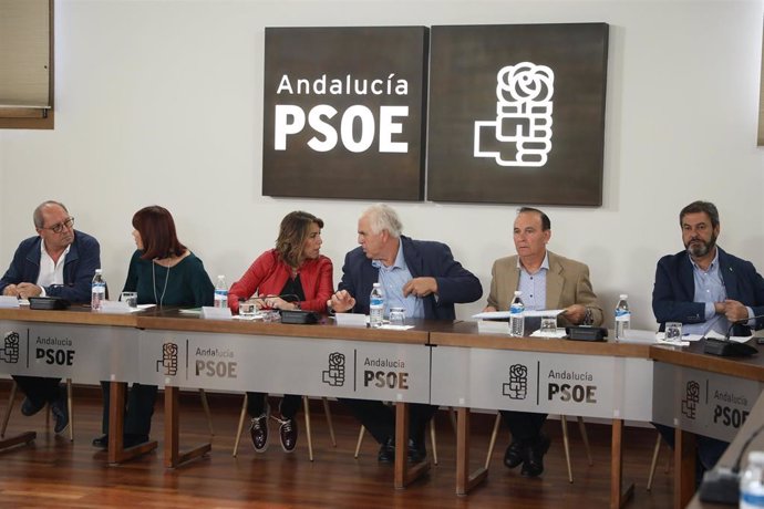 La secretaria general del PSOE-A, Susana Díaz, con el secretario general de COAG Andalucía, Miguel López, en una reunión.