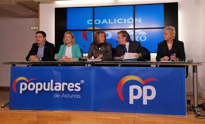 Los representantes del PP Pedro de Rueda, Esther Llamazares, Paloma Gázquez, Alberto López Asenjo y María Antonia García en rueda de prensa.