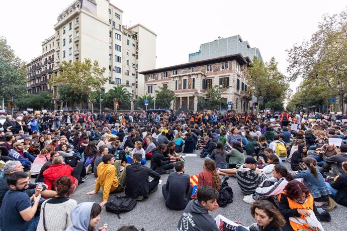 Un millar de personas se concentra ante la Delegación del Gobierno para pedir diálogo a Pedro Sánchez