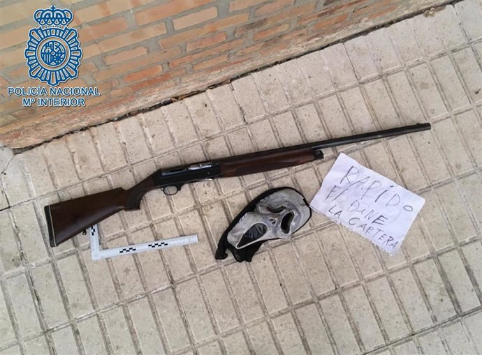 Escopeta y careta intervenidad al detenido