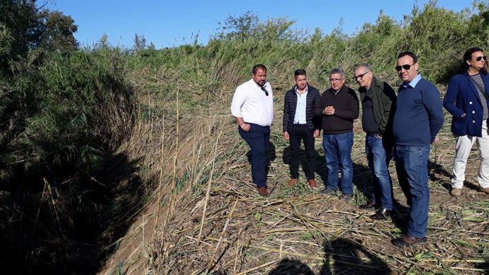 El subdelegado del Gobierno en Sevilla, Carlos Toscano, y el presidente de la CHG, Joaquín Páez Landa, vsitan los trabajos de conservación de los arroyos de Brenes