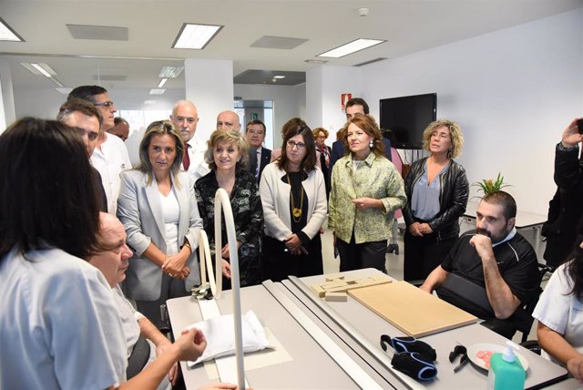 La ministra de Sanidad, Bienestar Social y Consumo, María Luisa Carcedo, visita el Hospital Nacional de Parapléjicos