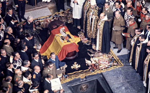 NOVIEMBRE 23, 1975: Vista del féretro, tapado por la bandera y el escudo de España durante el franquismo, que contiene el cuerpo del dictador Francisco Franco, antes de su sepultura en el interior de