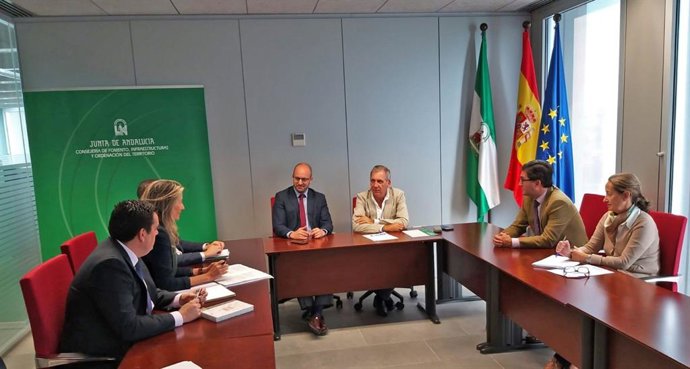 El alcalde de El Puerto, Germán Beardo, con el director general de Ordenación del Territorio y Urbanismo de la Junta, José María Morente