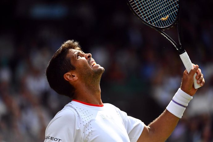 03 July 2019, England, London: Spanish tennis player Fernando Verdasco in action against Britain's Kyle Edmund during their men's singles round of 64 match on day three of the 2019 Wimbledon Grand Slam tennis tournament at the All England Lawn Tennis an