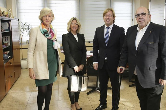 La consejera de Educación, Formación Profesional y Turismo, Marina Lombó, recibe al alcalde Reocín, Pablo Diestro