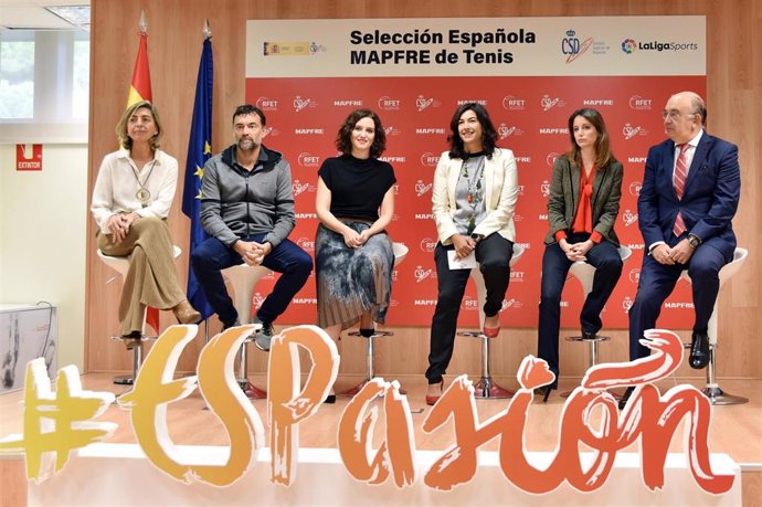 De izda a dcha: Eva Piera, Sergi Bruguera, Isabel Díaz Ayuso, María José Rienda, Andrea Levy y Miguel Díaz