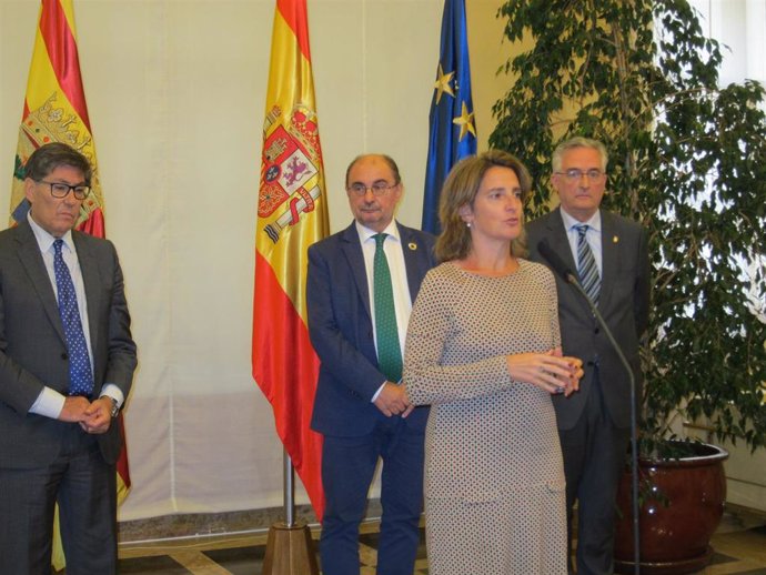 La ministra Teresa Ribera, acompañada por el presidente del Gobierno de Aragón, Javier Lambán, y los consejeros Joaquín Olona y Arturo Aliaga.