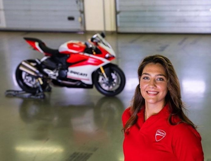 La piloto saudí Dania Akeel posa junto a su Ducati