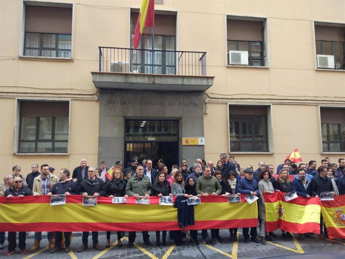 Concentración ante la Jefatura Superior de Policía de Castilla y León.