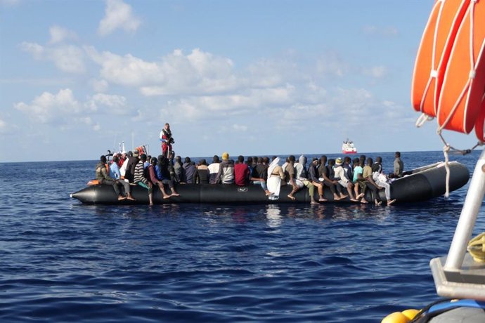 Europa.- El 'Ocean Viking' solicita a Italia y Malta desembarcar a 104 migrantes
