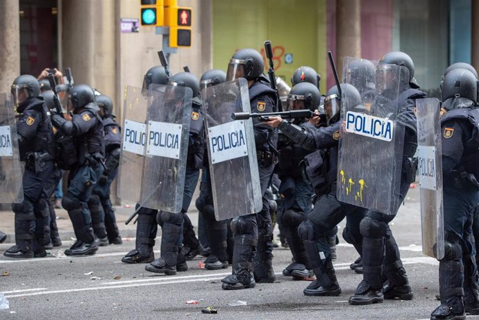 Agentes de la Policía Nacional son alcanzados por balas de pintura durante la manifestación organizada por los sindicatos Intersindical-CSC e IAC en Barcelona durante la huelga general en Catalunya en reacción a las penas por el 1-O, en Barcelona (Catal