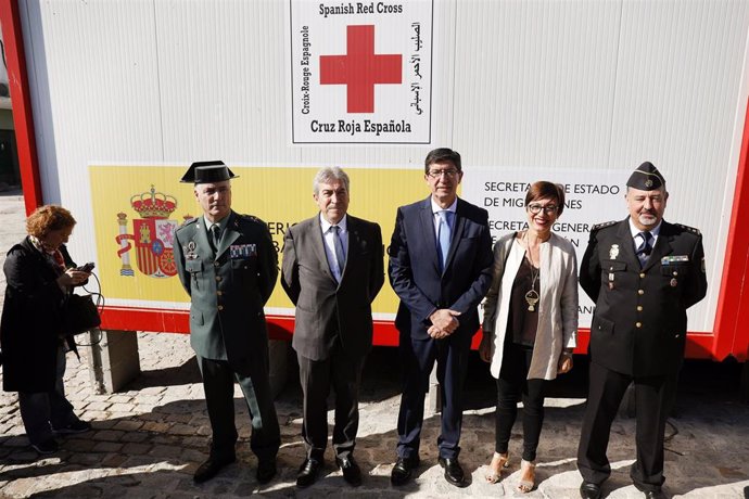 Fernandez y Marín visitan en Málaga instalación para atención a migrantes