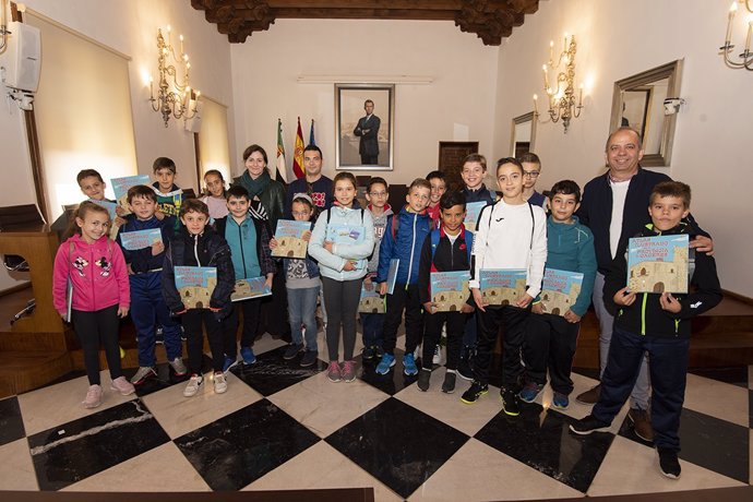 Escolares visitan la Diputación Provincial
