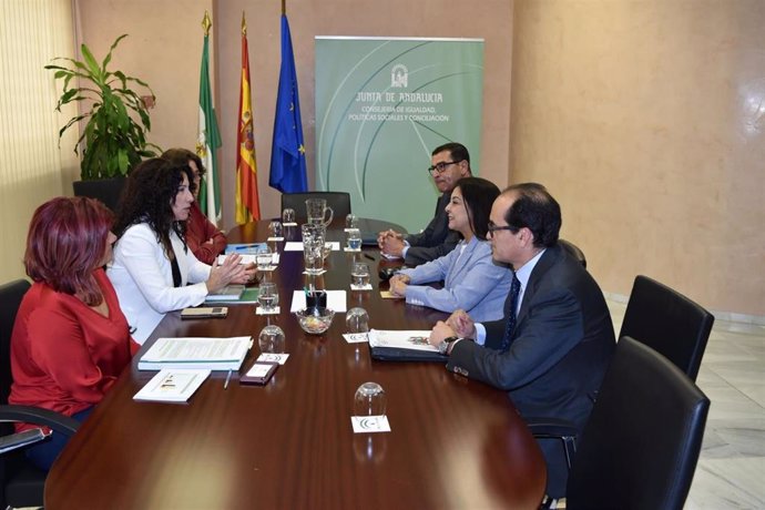 Imagen de la reunión este lunes de la consejera de Igualdad, Rocío Ruiz, con la embajadora de Marruecos, Karima Benyaich, y el cónsul general en Sevilla, Charif Cherkaoui.