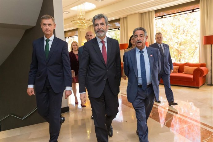 El presidente del Supremo, Carlos Lesmes, con Revilla y López del Moral en el acto de apertura de las XVI Jornadas Anuales de presidentes de tribunales superiores de justicia