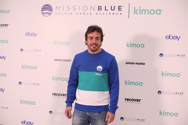 El piloto español, Fernando Alonso, posa ante los medios, antes de la presentación del proyecto solidario 'Mission Blue x Kimoa' en el espacio Ebay, en Madrid (España), a 21 de octubre de 2019.