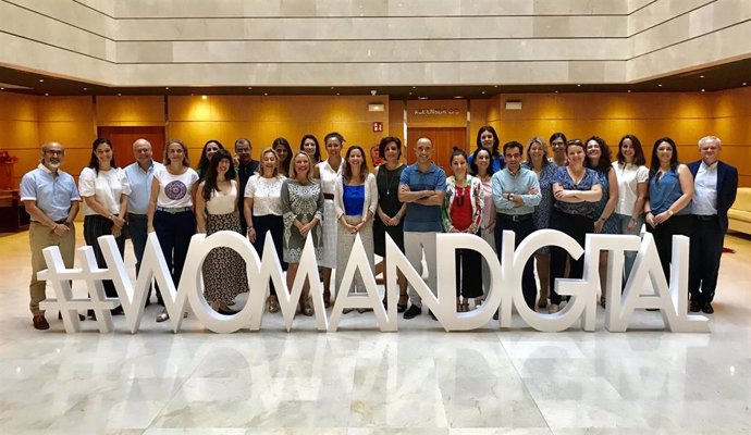 Imagen del encuentro celebrado en la Consejería de Economía sobre la iniciativa 'WomanDigital', para la elaboración de un censo de mujeres profesionales del sector TIC.