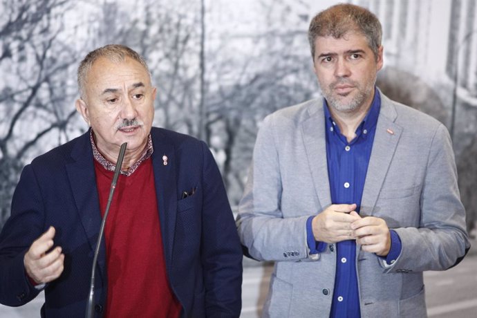 El secretari general de la Unió General de Treballadors (UGT), Pepe Álvarez Suárez, i el secretari general de la Confederació Sindical de Comissions Obreres (CCOO), Unai Sordo, en declaracions als mitjans.