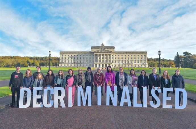 Convocatoria en favor de la liberalizació del aborto frente al Parlamento de Irlanda del Norte