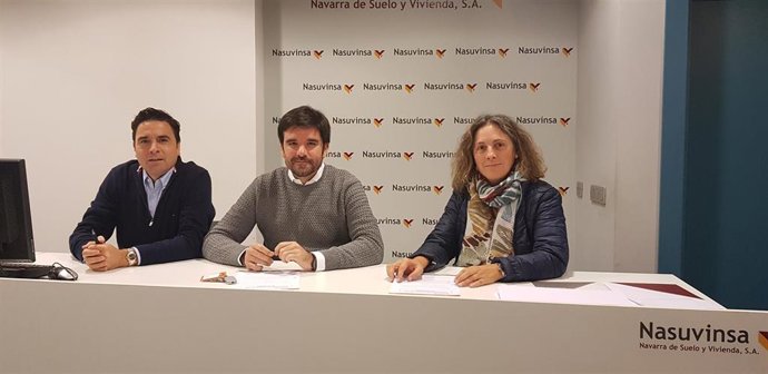 De izda a dcha: Alberto Bayona, jefe de área de Vivienda, Planeamiento y Ventas de Nasuvinsa, Eneko Larrarte, director general de Vivienda, e Idoia Urzainqui, la directora general de la Fundación Xilema.