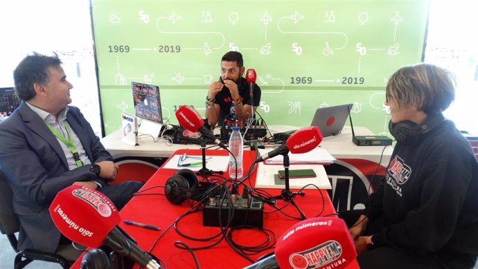 El director del aeropuerto de Fuerteventura, Antonio García Aparicio, es entrevistado en un programa de radio con motivo del 50 aniversario del aeródromo