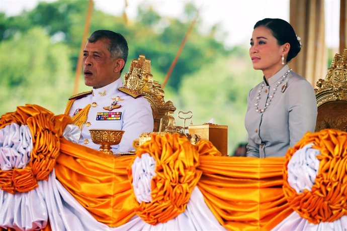 El rey de Tailandia y su mujer durante la ceremonia de coronación