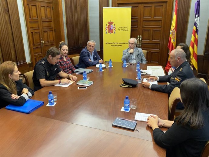 El delegat del Govern a Balears, Ramon Morey, presideix la trobada amb la Prefectura Superior de la Policia Nacional de Balears.