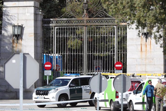 Un coche de la Guardia Civil aparcado junto a la puerta de acceso del Valle de los Caidos, el cual permanece cerrado con motivo de las labores para la exhumación de Franco el 24 de octubre, en Madrid (España), a 21 de octubre de 2019.