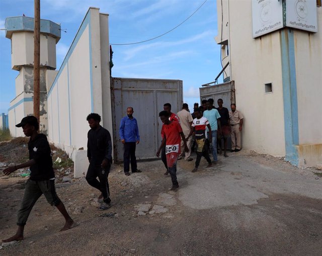 Migrantes liberados en un centro de la Guardia Costera libia en Trípoli