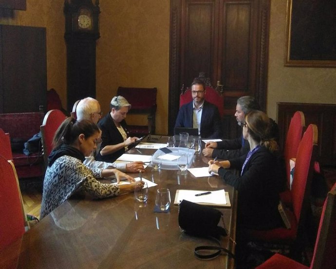 Reunión de los representantes de Congdib con el alcalde de Palma, José Hila, y la regidora Justicia Social, Feminismo y Lgtbi, Sonia Vivas.