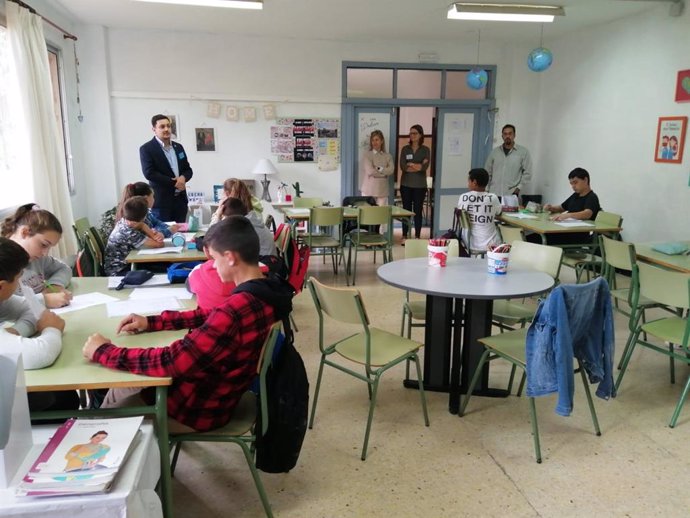 El consejero de Participación Ciudadana del Cabildo, Nauzet Gugliotta, visita uno de los centros escolares del programa 'Presidencia por un día'