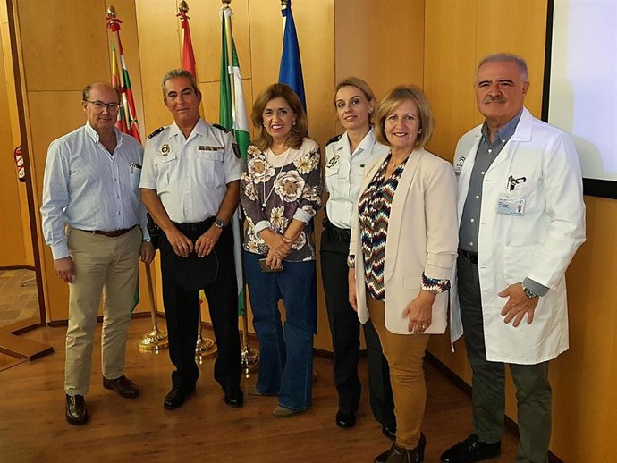 Botella (cuarta por la dcha.) en la reunión informativa sobre actuación ante agresiones a profesionales