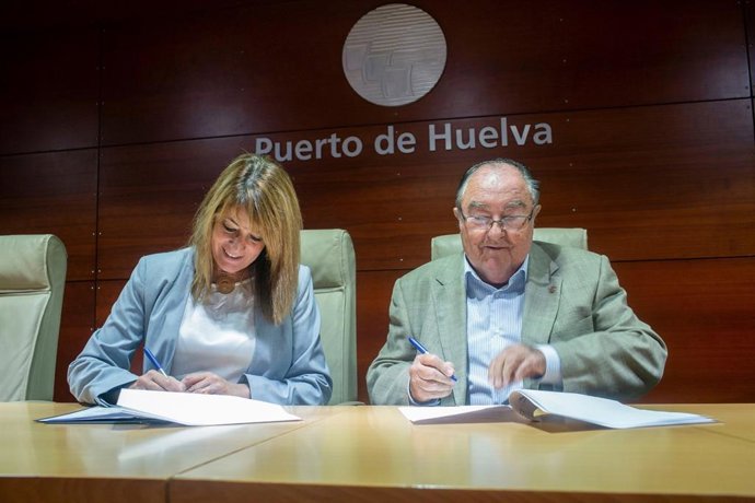 La presidenta del puerto de Huelva, Pilar Miranda, y el del Banco de Alimentos, Juan Manuel Cabrera.