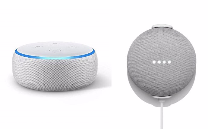 Los altavoces Amazon Echo Dot (izquierda) y Google Home Mini (derecha)