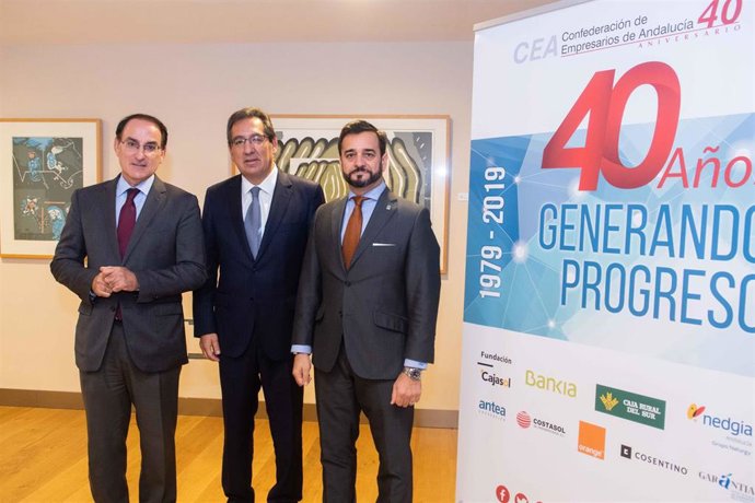 El presidente de la CEA, Javier González de Lara; el presidente de la Fundación Cajasol, Antonio Pulido; y el viceconsejero de Turismo, Regeneración, Justicia y Administración Local de la Junta de Andalucía, Manuel Alejandro Cardenete,