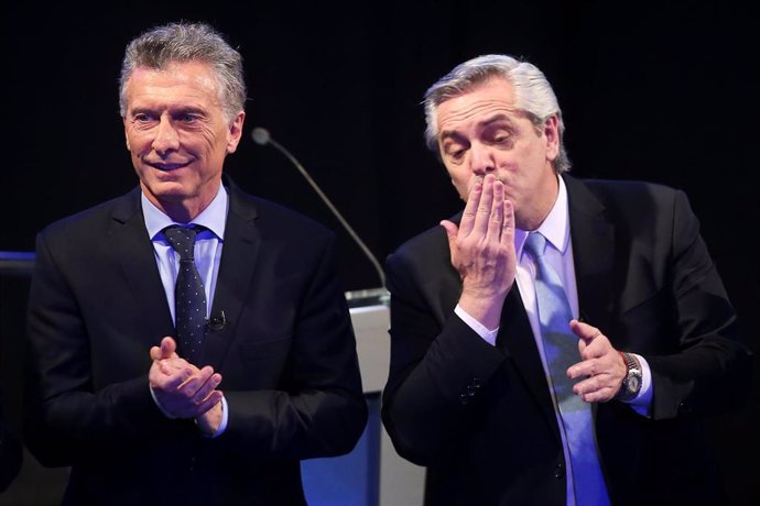 El presidente de Argentina, Mauricio Macri, y el candidato 'kirchnerista', Alberto Fernández, en el debate electoral