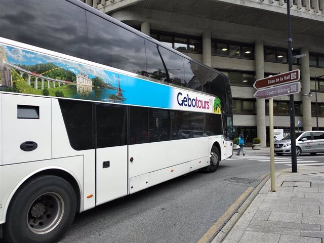 Un autocar de turistas circulando por el centro de Andorra la Vella