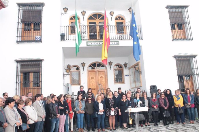 Minuto de silencio ante el Ayuntamiento de La Zubia (Granada) para condenar el último crimen machista