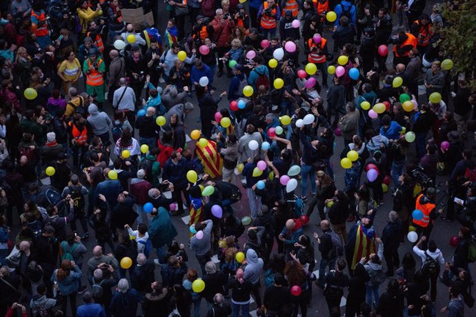 Manifestantes tiran globos al aire frente a la Conselleria de Interior en Barcelona en una concentración convocada por los CDR tras la sentencia del 1-O