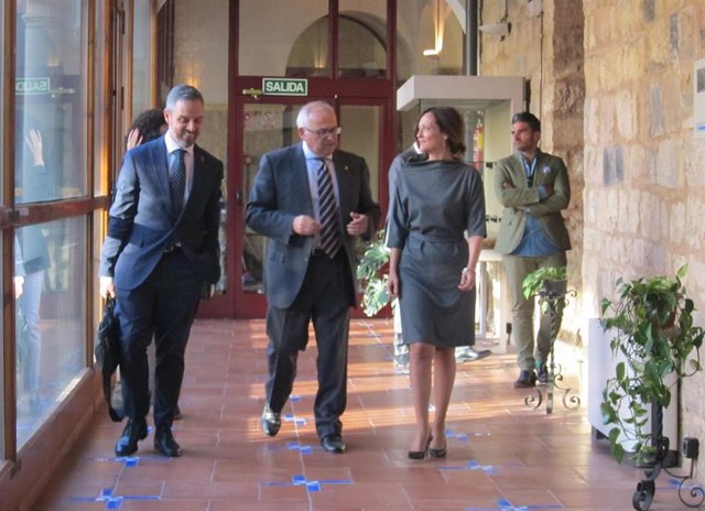 Juan Bravo (i), junto a Manuel Parras y Maribel Lozano, a su llegada para reunirse con el CES Provincial.