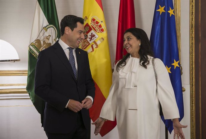 El presidente de la Junta de Andalucía, Juanma Moreno (i), recibe a la embajadora del Reino de Marruecos, Karima Benyaich (d). En el Palacio de San Telmo, Sevilla (Andalucía, España) a 21 de octubre de 2019.