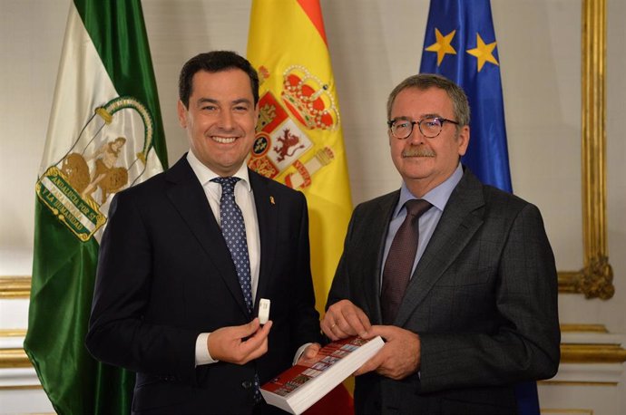 Juanma Moreno recibe la memoria anual del Consejo Económico y Social de Andalucía de manos de Ángel Gallego