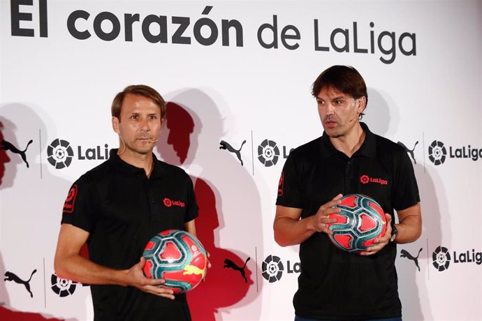 Fernando Morientes y Gaizka Mendieta durante la presentación del balón invernal de LaLiga