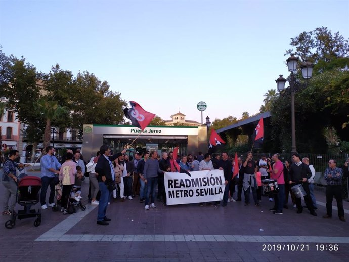 Concentración de la plantilla del metro ante la Puerta de Jerez